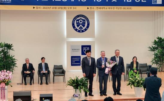 John List accepts the R.K. Cho Economics Prize in South Korea