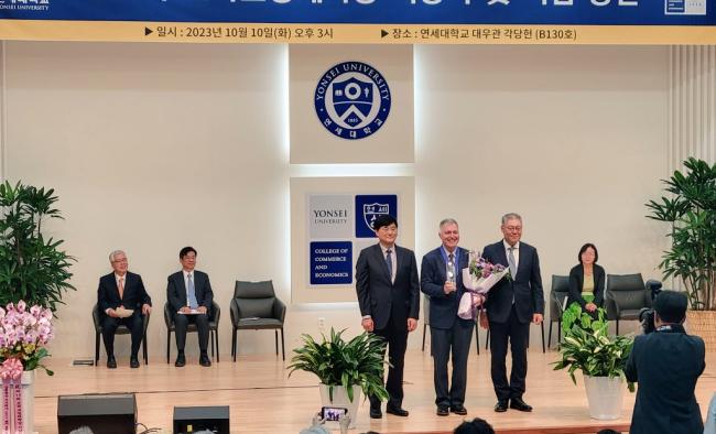 John List accepts the R.K. Cho Economics Prize in South Korea